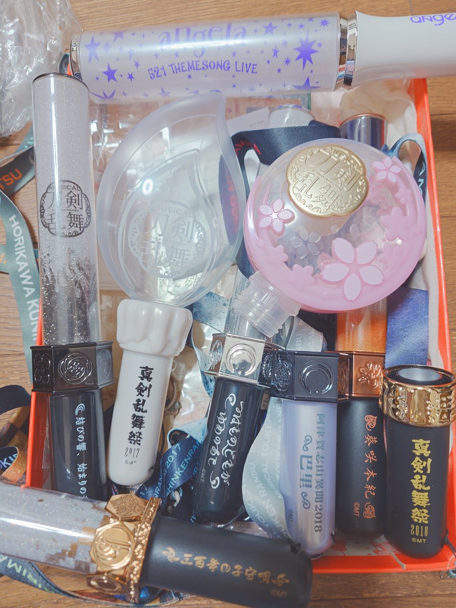 higu_ki's tweet photo. angelaの通販するにあたってペンラ探してるんだけど一番探してるお目当てのangelaのペンラがない…angelaとだけ書いてあるやつ…
てか刀ミュ9割だけどペンラあり過ぎ🥹 https://t.co/F3dIHdgePv