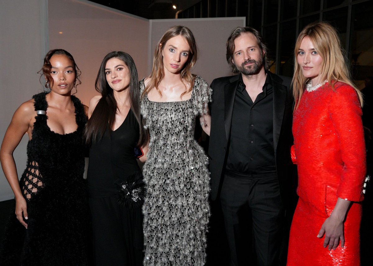 ArgMayaHawke's tweet photo. Maya Hawke en la 6ª Gala Anual del Museo de la Academia junto a Whitney Peak, Ella Rubin, Matt Duffer y Sarah Pidgeon ❤ https://t.co/1hzaONkYAH