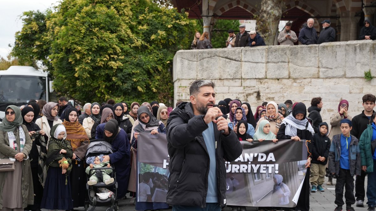 mustugenclik's tweet photo. “AZERBAYCANLI KIZ KARDEŞLERİMİZ YALNIZ DEĞİLDİR”

Meryem Vera Özköse, Azerbaycan’da başörtüsü nedeniyle eğitim haklarından mahrum bırakılan kız kardeşlerine İstanbul’dan ses oldu.

“Bizler Azerbaycan’la iki devlet tek bir ümmetiz. Bu nedenle sırf başörtülü oldukları için okullarından atılan, zulüm gören kardeşlerimizin yanındayız.”