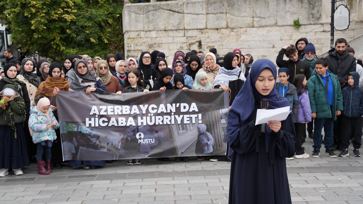 mustugenclik's tweet photo. “AZERBAYCANLI KIZ KARDEŞLERİMİZ YALNIZ DEĞİLDİR”

Meryem Vera Özköse, Azerbaycan’da başörtüsü nedeniyle eğitim haklarından mahrum bırakılan kız kardeşlerine İstanbul’dan ses oldu.

“Bizler Azerbaycan’la iki devlet tek bir ümmetiz. Bu nedenle sırf başörtülü oldukları için okullarından atılan, zulüm gören kardeşlerimizin yanındayız.”