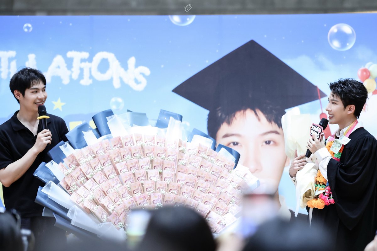 earnchayap's tweet photo. 🎓☁️🎈🐈‍⬛🐈🫧

KHAOTUNG GRADUATED ALREADY YAY
 ⟡ .ﾟ( @Firstkpp @myktnw ) 𓈒

#KhaotungHappyGraduation 
#KHAOTUNGgraduation 
#khaotungg #เด็กน้อยของขต 
#Firstkanaphan #กองทัพของเฟิร์ส 
#Firstkhaotung #เฟิร์สข้าวตัง https://t.co/fyr6eHWPqj