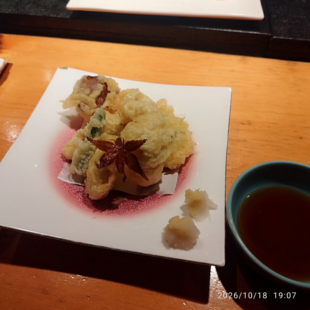 nyama0102's tweet photo. 東京帰ってきました
2か月ぶりの、よし寿司ー( 'ω')🍣
名残り鱧とキノコの天ぷら、
中とろ、柚子の香りの穴子が美味しかった
あと赤海老頭揚げ🦐
大トロとウニは今日は普通だった

#上野 https://t.co/5aoPMFK8UY