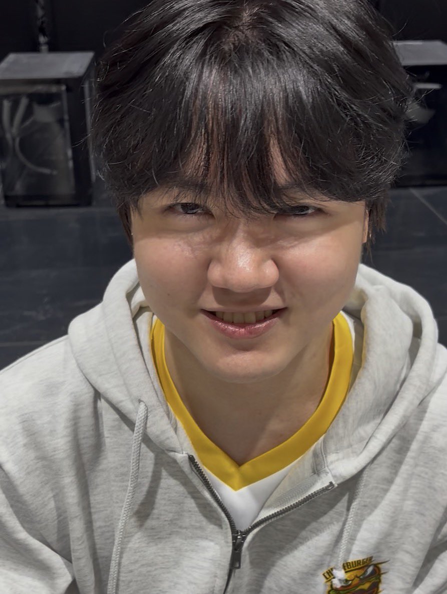 ottamew's tweet photo. 경기할때 표정 닮았다하니까 믿을 수 없어함... 내 눈에 콩깍지라서 닮아보이는고라고? 말도않되 https://t.co/H5AXw2ZBF4