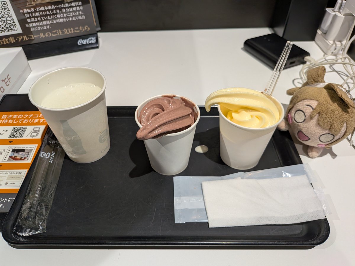 Tbzuramaru0's tweet photo. #ラブライブスイーツ部
ネットカフェDICEのチョコレート味とエナジードリンク味のソフトクリーム🍦ちゅーん！♥(^^)
美味しかったちゅーん(^q^)
ことりのおやつにしちゃうぞ！(^○^) https://t.co/2KpVH4hNKp