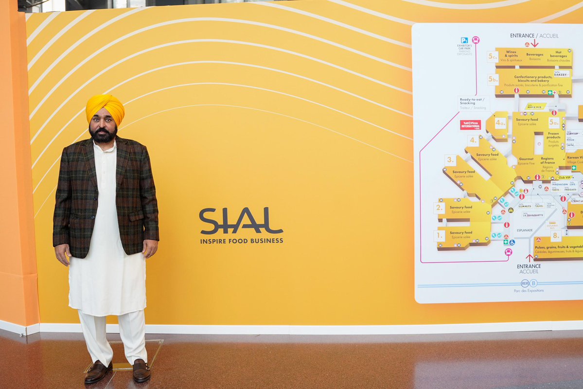 BhagwantMann's tweet photo. ਪੰਜਾਬ ਦੇ ਕਿਸਾਨਾਂ ਅਤੇ ਸਹਿਕਾਰੀ ਅਦਾਰਿਆਂ ਲਈ ਬਹੁਤ ਮਾਣ ਵਾਲੀ ਗੱਲ ਹੈ...
ਪੈਰਿਸ ਵਿਖੇ ਚੱਲ ਰਹੇ ਅੰਤਰਰਾਸ਼ਟਰੀ ਫੂਡ ਮੇਲੇ 'SIAL Paris' ਵਿੱਚ ਅੱਜ ਮਾਰਕਫੈੱਡ (MARKFED) ਦੇ ਸਟਾਲ ਦਾ ਉਦਘਾਟਨ ਕੀਤਾ ਅਤੇ ਆਪਣੇ 'ਸੋਹਣਾ' (SOHNA) ਬ੍ਰਾਂਡ ਹੇਠ ਦੋ ਨਵੇਂ ਪ੍ਰੋਡਕਟ ਲਾਂਚ ਕੀਤੇ... ਹੁਣ ਪੂਰੀ ਦੁਨੀਆ 'ਚ ਬੈਠੇ ਲੋਕ ਪੰਜਾਬ ਦੇ ਡੱਬਾਬੰਦ 'ਚਿੱਟੇ ਛੋਲੇ' (Chickpeas in Brine) ਅਤੇ 'ਰਾਜਮਾਂਹ' (Red Kidney Beans in Brine) ਦਾ ਸਵਾਦ ਮਾਣ ਸਕਣਗੇ...
ਸਾਡਾ ਮੁੱਖ ਮਕਸਦ ਪੰਜਾਬ ਦੇ ਸ਼ੁੱਧ ਅਤੇ ਮਿਆਰੀ ਉਤਪਾਦਾਂ ਨੂੰ ਕੌਮਾਂਤਰੀ ਬਾਜ਼ਾਰਾਂ ਤੱਕ ਪਹੁੰਚਾਉਣਾ ਹੈ, ਤਾਂ ਜੋ ਸਾਡੇ ਕਿਸਾਨਾਂ ਦੀ ਆਮਦਨ 'ਚ ਵਾਧਾ ਹੋ ਸਕੇ ਅਤੇ ਪੰਜਾਬੀ ਉਤਪਾਦਾਂ ਦੀ ਦੁਨੀਆ ਭਰ 'ਚ ਪਛਾਣ ਬਣੇ...
ਇਨਕਲਾਬ ਜ਼ਿੰਦਾਬਾਦ!
------
It is a matter of great pride for the farmers and cooperative institutions of Punjab...
Today, inaugurated the MARKFED stall at the ongoing international food exhibition 'SIAL Paris' and launched two new products under our 'SOHNA' brand... Now, people sitting all over the world will be able to enjoy the taste of Punjab's canned 'Chickpeas in Brine' (Chitte Chhole) and 'Red Kidney Beans in Brine' (Rajmah)...
Our main objective is to take Punjab's pure and high-quality products to international markets, so that our farmers' income can increase and Punjabi products can establish their identity worldwide...
Inquilab Zindabad!