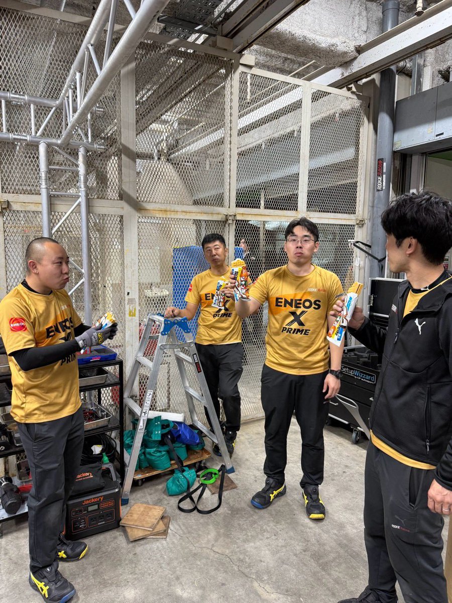 ROOKIE_Racing_'s tweet photo. 撤収おつかれ！ジャンボ👍🍨🍫
疲れた身体に染み渡ります〜😮‍💨🧡

#チョコモナカジャンボ
#SUPERGT
#ルーキーレーシング https://t.co/mJt4pDlpTf
