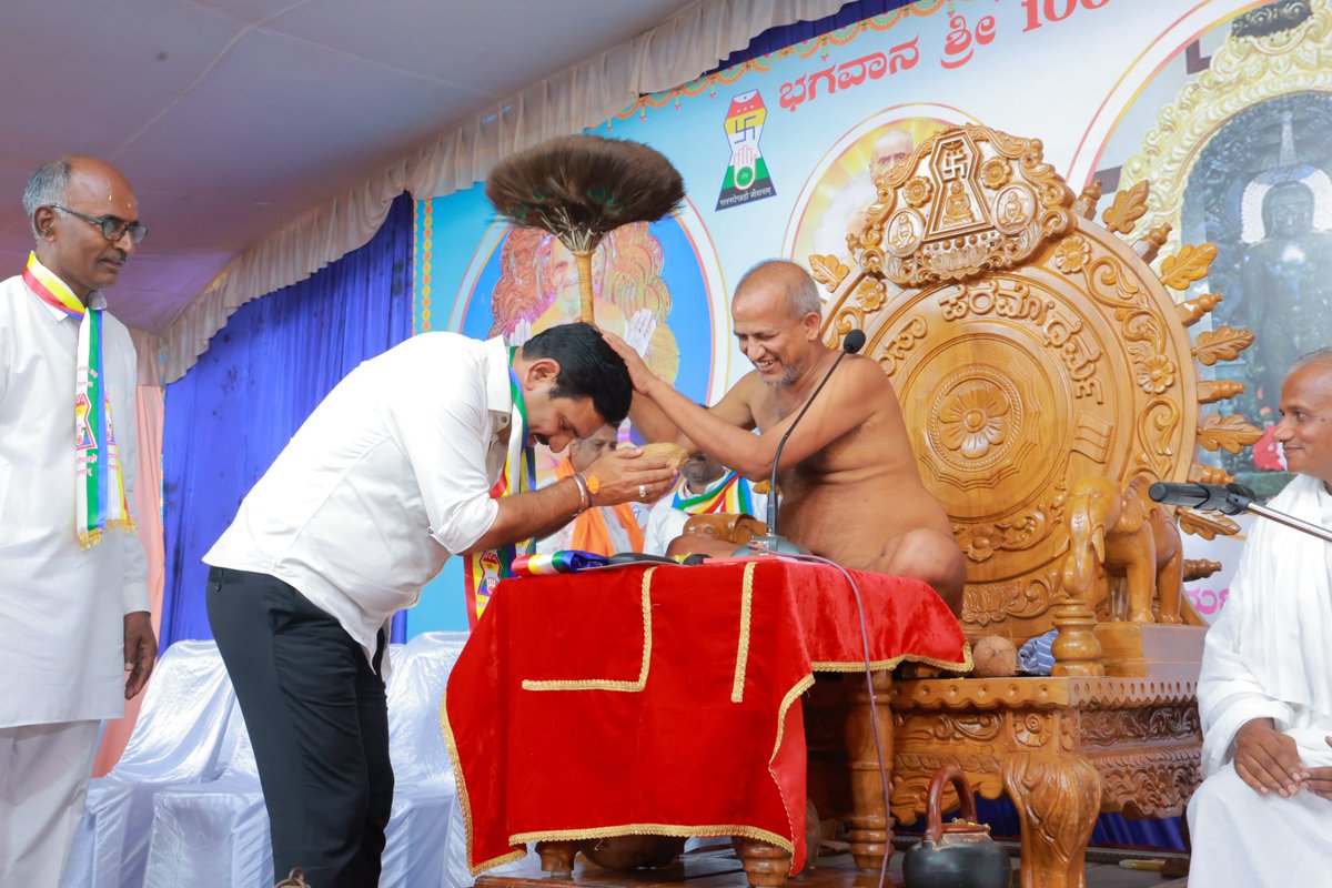 BYVijayendra's tweet photo. 'ಮಿಚ್ಛಾಮಿ ದುಕ್ಕಡಂ' - ದಿವ್ಯ ಸನ್ನಿಧಾನದಲ್ಲಿ ಕ್ಷಮಾವಳಿ ಪರ್ವ

ಪರಮಪೂಜ್ಯ ಆಚಾರ್ಯರತ್ನ ಬಾಹುಬಲಿ ಮುನಿ ಮಹಾರಾಜರ ಪರಮಶಿಷ್ಯರಾದ ಪರಮಪೂಜ್ಯ ಬಾಲಾಚಾರ್ಯ ಡಾ. ಶ್ರೀ ಸಿದ್ಧಸೇನ ಮುನಿಮಹಾರಾಜರ ಪವಿತ್ರ ಸನ್ನಿಧಾನದಲ್ಲಿ, ಇಂದು ಧಾರವಾಡ ಜಿಲ್ಲೆಯ ಹುಬ್ಬಳ್ಳಿ ತಾಲೂಕಿನ ಛಬ್ಬಿಯಲ್ಲಿ ನಡೆದ 'ಪಾವನ ವರ್ಷಯೋಗ-2026'ರ ಕ್ಷಮಾವಳಿ ಪರ್ವ ಕಾರ್ಯಕ್ರಮ, ಸತ್ಕಾರ ಸಮಾರಂಭ ಹಾಗೂ ಸಮುದಾಯ ಭವನದ ಭೂಮಿಪೂಜೆ ಸಮಾರಂಭದಲ್ಲಿ ಪಾಲ್ಗೊಂಡು, ಪರಮಪೂಜ್ಯ ಗುರುಗಳ ಆಶೀರ್ವಾದ ಪಡೆಯಲಾಯಿತು.

ಜೈನ ಧರ್ಮದ ಅಹಿಂಸೆ, ಶಾಂತಿ ಮತ್ತು ಕ್ಷಮಾಗುಣದ ಮಹೋನ್ನತ ತತ್ವಗಳು ಮನುಕುಲಕ್ಕೆ ಸದಾ ಬೆಳಕಾಗಿವೆ. ಕಾರ್ಯಕ್ರಮದಲ್ಲಿ ಪಕ್ಷದ ಯುವ ಮೋರ್ಚಾ ರಾಜ್ಯ ಪ್ರಧಾನ ಕಾರ್ಯದರ್ಶಿ ಡಾ. ಮಲ್ಲಿಕಾರ್ಜುನ ಬಾಳಿಕಾಯಿ, ಧಾರವಾಡ ಗ್ರಾಮಾಂತರ ಜಿಲ್ಲಾಧ್ಯಕ್ಷ ಶ್ರೀ ನಿಂಗಪ್ಪ ಸುತಗಟ್ಟಿ, ಬೆಳಗಾವಿ ಗ್ರಾಮಾಂತರ ಜಿಲ್ಲಾಧ್ಯಕ್ಷ ಶ್ರೀ ಸುಭಾಷ್ ಪಾಟೀಲ, ರಾಜ್ಯ ಕಾರ್ಯದರ್ಶಿ ಶ್ರೀ ಶರಣು ತಳ್ಳಿಕೇರಿ, ಪ್ರಮುಖರಾದ ಶ್ರೀ ರವಿ ದಂಡಿನ, ಶ್ರೀ ಈರಣ್ಣ ಜಡಿ ಮತ್ತು ಜೈನ ಸಮಾಜದ ಮುಖಂಡರು ಹಾಗೂ ಅಪಾರ ಸಂಖ್ಯೆಯ ಭಕ್ತಜನರು ಉಪಸ್ಥಿತರಿದ್ದರು.