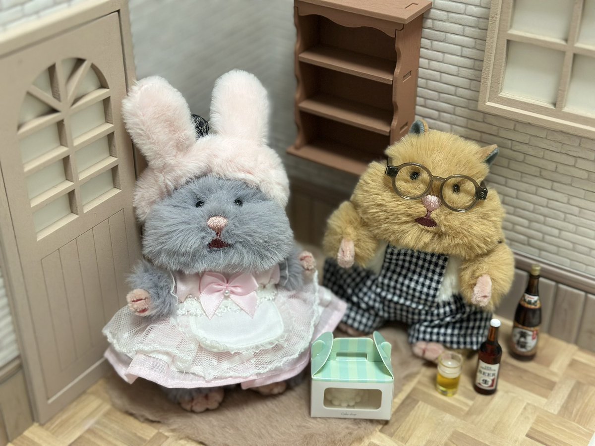 hgfufz's tweet photo. つみれちゃんのお部屋作りました🐹
棚に置けるミニチュアまた探しに行ってみよ〜！ミニチュアの観葉植物って売ってるのかな？？🪴
ちくわちゃんは畳のお部屋作ってあげるね…
#はむにぎり https://t.co/4OWhO8iSXI