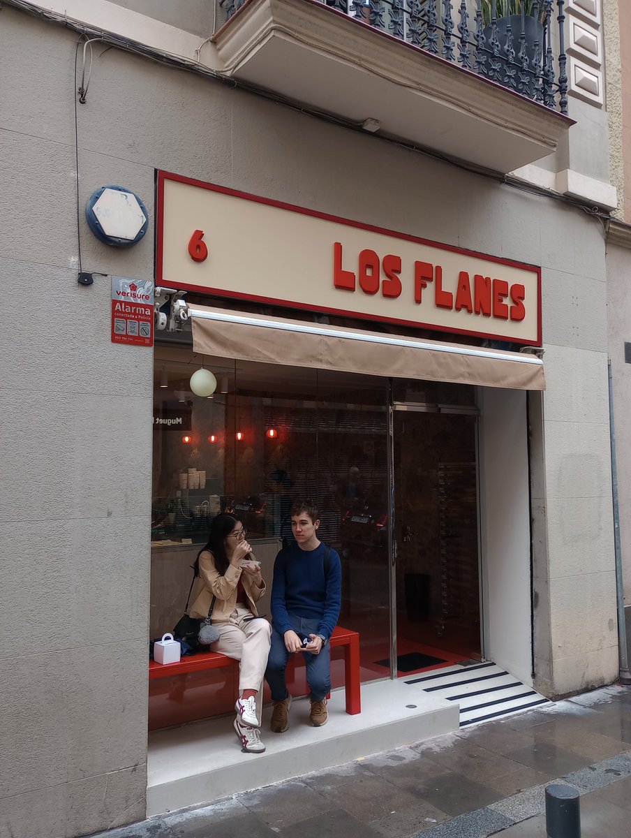 CUPGracia's tweet photo. Al c/Puigmartí obre una 'botiga de flams' enlloc de l'estanc dels darrers anys. Tota la retolació interior en castellà

Seguim empetitint i espanyolitzant el teixit comercial de la #ViladeGràcia #Abaceria 

A cada bugada perdent un llençol @laiabonetrull @salicrunette https://t.co/ObcmAwbHHa