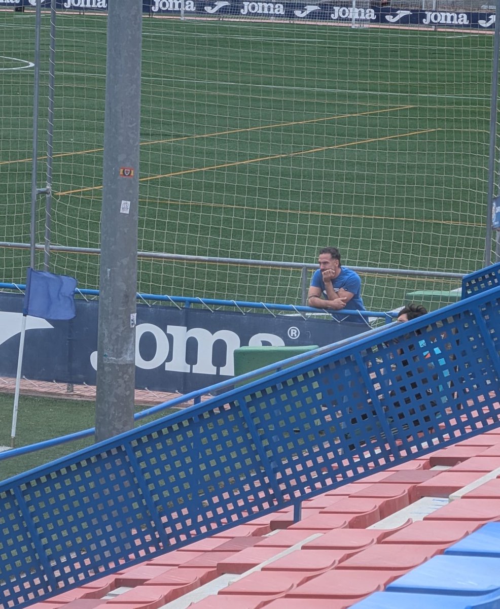 HoraAzulona's tweet photo. 👏🔵 Dani Carvajal, presente en la ciudad deportiva viendo al Getafe "B".

#AupaGeta 💙 | #VamosGetaB https://t.co/9QSMPp5z48