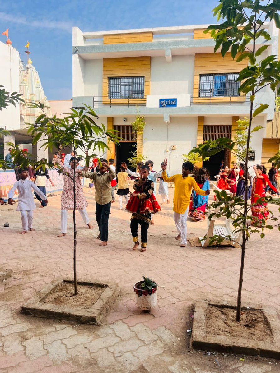 airnews_abad's tweet photo. ⏩વેરાવળમાં નવરાત્રી પર્વ નિમિત્તે યોજાયેલા રાસોત્સવમાં વિદ્યાર્થીઓએ ઉત્સાહભેર ભાગ લીધો. સ્વચ્છ અને પ્લાસ્ટિકમુક્ત શાળા પરિસરમાં યોજાયેલા આ કાર્યક્રમમાં સંસ્કૃતિ, સ્વચ્છતા અને પર્યાવરણ જતનનો સંદેશ આપવામાં આવ્યો.
#Veraval #Navratri #Rasotsav #Gujarat
#AIRPics : રાજેશ ભજગોતર https://t.co/jJyemEPBsj