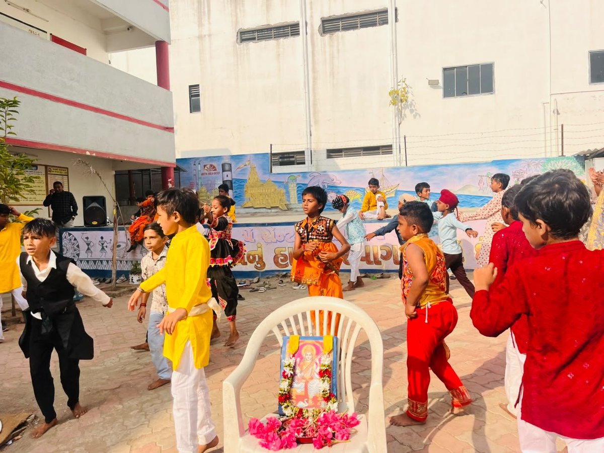 airnews_abad's tweet photo. ⏩વેરાવળમાં નવરાત્રી પર્વ નિમિત્તે યોજાયેલા રાસોત્સવમાં વિદ્યાર્થીઓએ ઉત્સાહભેર ભાગ લીધો. સ્વચ્છ અને પ્લાસ્ટિકમુક્ત શાળા પરિસરમાં યોજાયેલા આ કાર્યક્રમમાં સંસ્કૃતિ, સ્વચ્છતા અને પર્યાવરણ જતનનો સંદેશ આપવામાં આવ્યો.
#Veraval #Navratri #Rasotsav #Gujarat
#AIRPics : રાજેશ ભજગોતર https://t.co/jJyemEPBsj