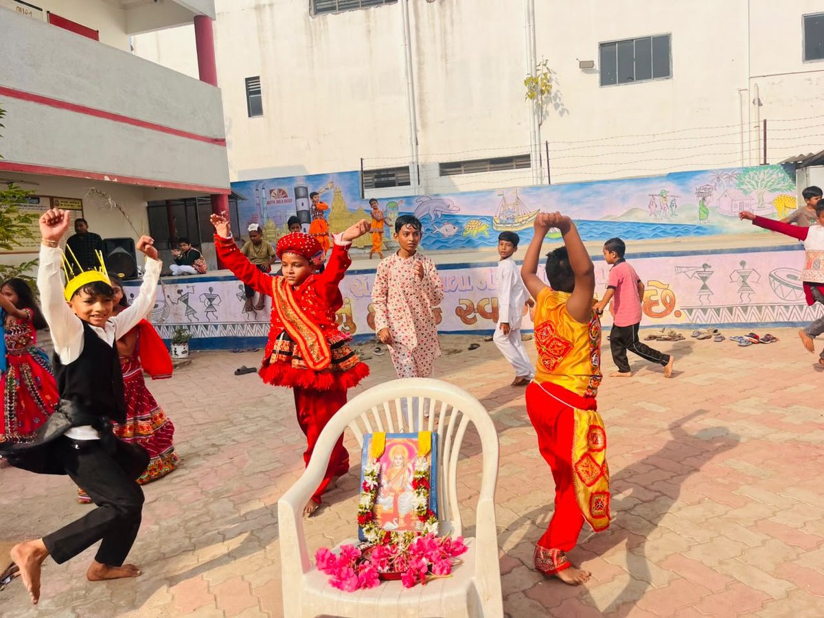 airnews_abad's tweet photo. ⏩વેરાવળમાં નવરાત્રી પર્વ નિમિત્તે યોજાયેલા રાસોત્સવમાં વિદ્યાર્થીઓએ ઉત્સાહભેર ભાગ લીધો. સ્વચ્છ અને પ્લાસ્ટિકમુક્ત શાળા પરિસરમાં યોજાયેલા આ કાર્યક્રમમાં સંસ્કૃતિ, સ્વચ્છતા અને પર્યાવરણ જતનનો સંદેશ આપવામાં આવ્યો.
#Veraval #Navratri #Rasotsav #Gujarat
#AIRPics : રાજેશ ભજગોતર https://t.co/jJyemEPBsj