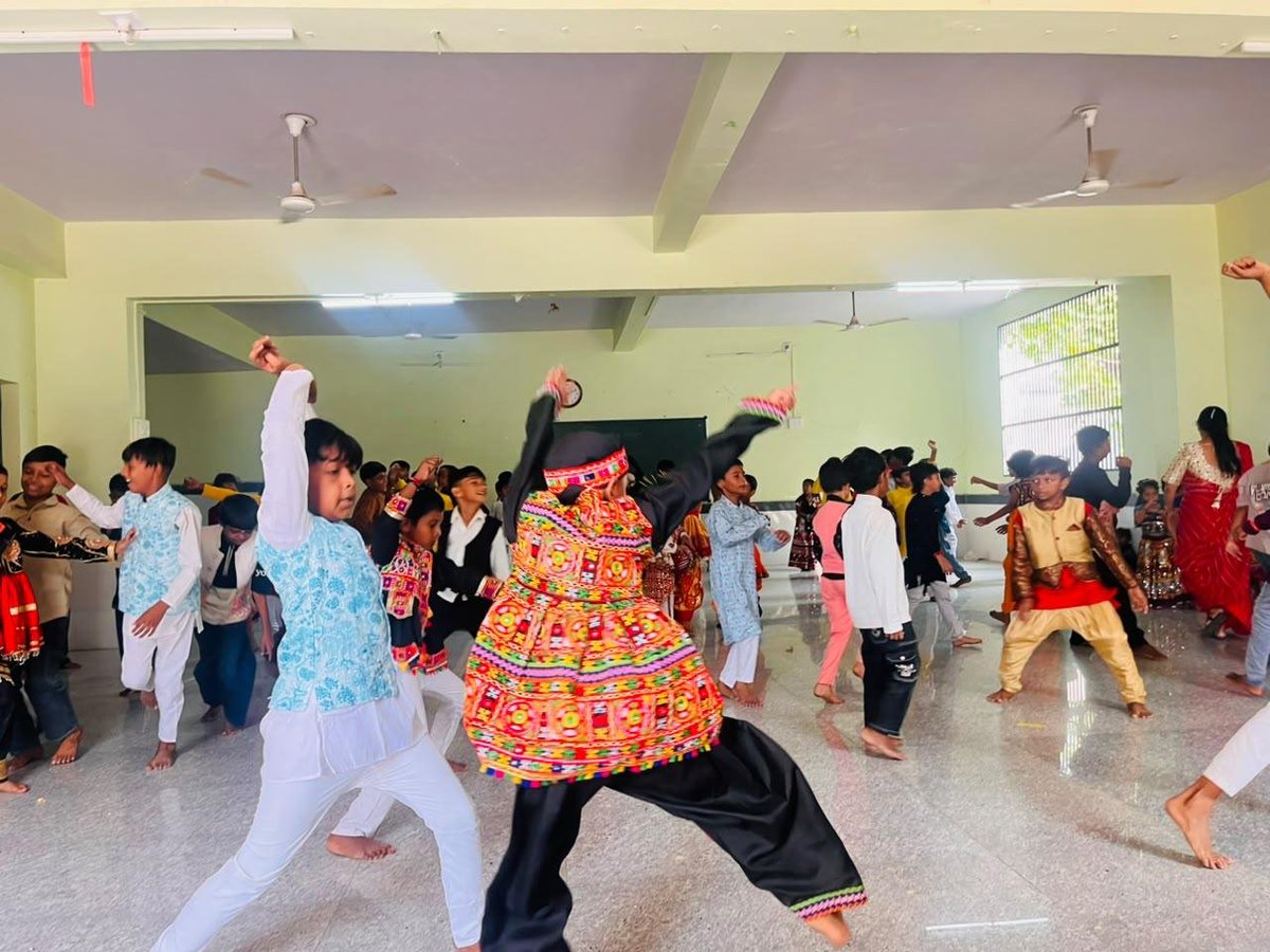 airnews_abad's tweet photo. ⏩વેરાવળમાં નવરાત્રી પર્વ નિમિત્તે યોજાયેલા રાસોત્સવમાં વિદ્યાર્થીઓએ ઉત્સાહભેર ભાગ લીધો. સ્વચ્છ અને પ્લાસ્ટિકમુક્ત શાળા પરિસરમાં યોજાયેલા આ કાર્યક્રમમાં સંસ્કૃતિ, સ્વચ્છતા અને પર્યાવરણ જતનનો સંદેશ આપવામાં આવ્યો.
#Veraval #Navratri #Rasotsav #Gujarat
#AIRPics : રાજેશ ભજગોતર https://t.co/jJyemEPBsj