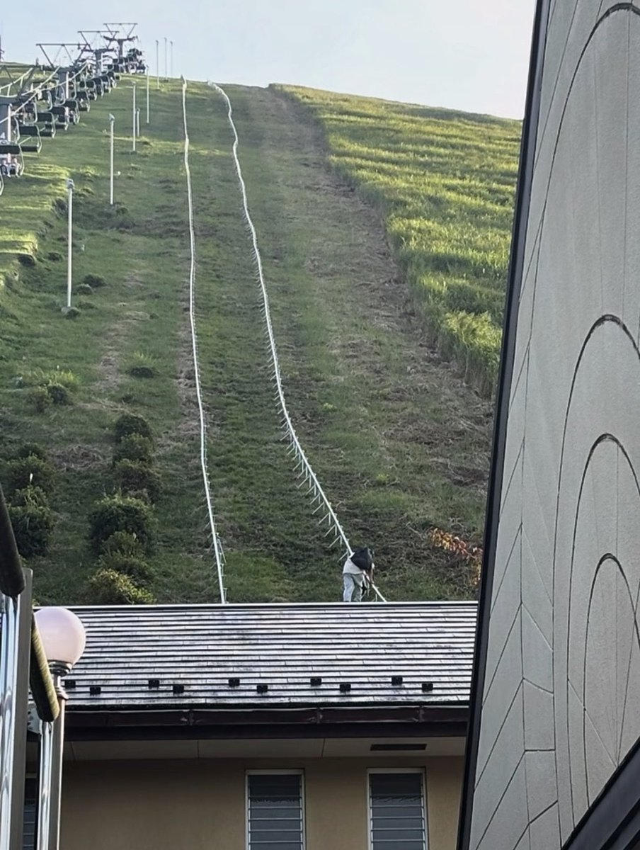JapanBanZaiLove's tweet photo. 日本靜岡小室山

一名中國觀光客在違規爬山，這要是中途出了什麼事情，又要用日本人的血稅來買單了！

🤡🤡🤡 https://t.co/k0ACxw9uhh