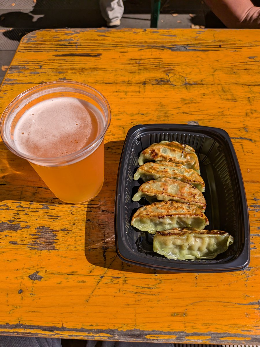 yosshi9556mh's tweet photo. 美味しくいただき���した😋🥟🍺

え？なるおさん
忘れ物してたんですか？
#eft795 https://t.co/dYu9PeIm4v