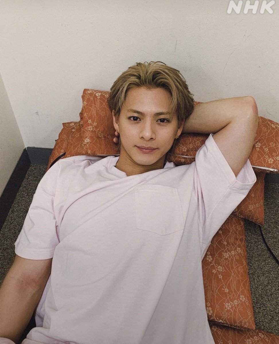 x2ghju's tweet photo. ここは紫耀くんのお昼寝の
定位置なんだね🤗
気をつけないと神くんに悪さされるよ🤭
#Number_i
#平野紫耀　#神宮寺勇太　#岸優太
#NHK https://t.co/Xwuc8g7qFU
