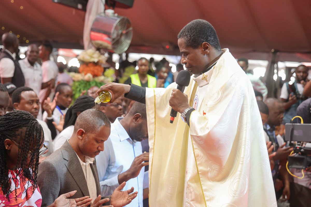 HEBabuOwino's tweet photo. Tumepokea mafuta ya upako kutoka kwa Apostle.
Tuko na nguvu ya kuanza safari. https://t.co/E4clwMCU8H