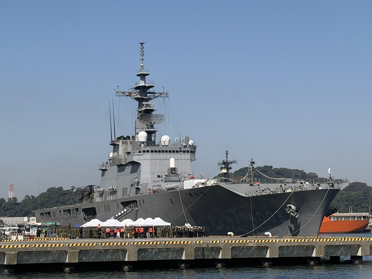 sabbatomato's tweet photo. セオドア・ルーズベルト見たくて朝から軍港巡りに行ったけどまさかの全便満席
みんな考え一緒だったｗ
公園から一生懸命探してみたけど素人にはどれか全くわからずｗ
他のかっこいい船はいっぱい見れて
遠くの記念式典見てバラ見て梅酒飲んでねこさんと戯れられてめっちゃ楽しかったからよしとする← https://t.co/SGueDApIte