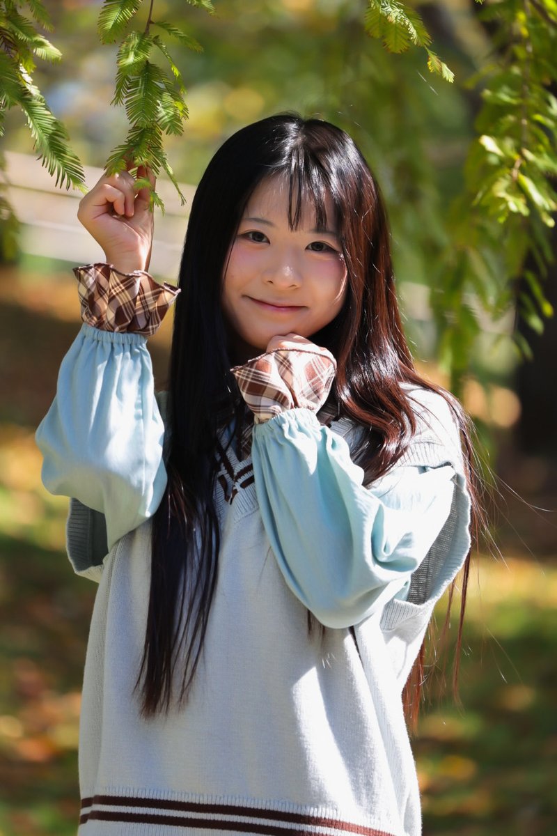 ktyuga's tweet photo. 笑顔が良い￼😃落ち葉投げ成功

@Minami_Nicokuri 
#SPP撮影会 https://t.co/B2pW8dfM4T