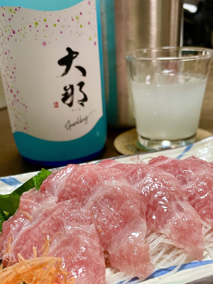 shinrota1102's tweet photo. 今日の晩酌です🍶

先日森田商店で買って来た、栃木県のスパークリング日本酒は美味かった😋

本鮪の大トロは、ヤオコーでマグロが2割引きだったので😋 https://t.co/wQ3BsuWsYy