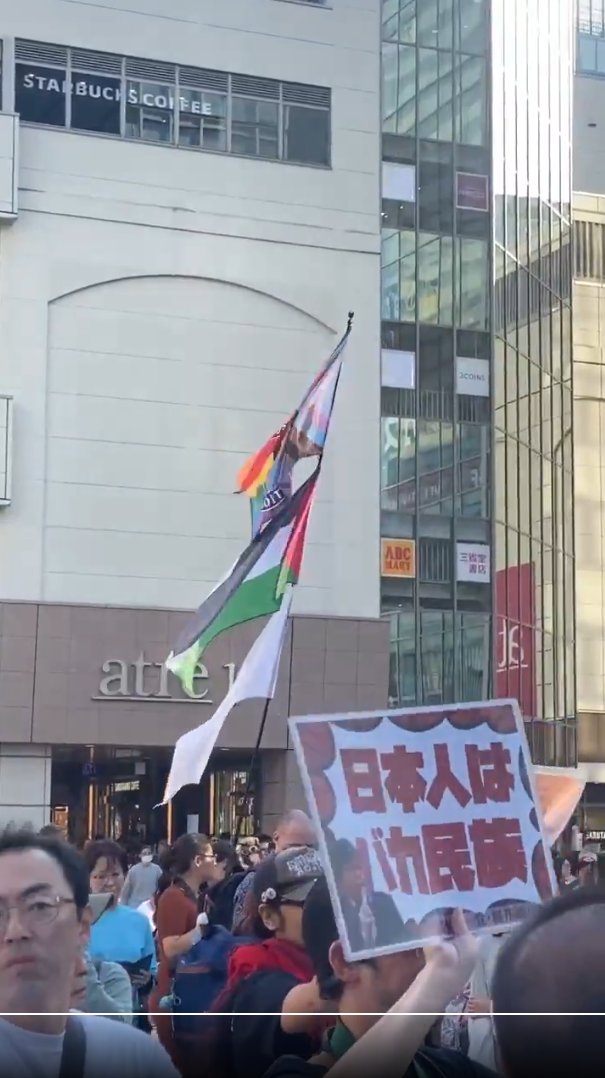 onigari_ijousya's tweet photo. 秋葉原で抗議デモをやっていたようですが、外国人がパレスチナ国旗と日の丸をくり抜かれた日本国旗とアンティファ？の旗を並べて振り回して、「日本人はバカ民族」と書かれたプラカードがあるんですが…
パレスチナへ無意味にヘイトを集めてなにがしたいんでしょうか… https://t.co/CePdCfo9JK