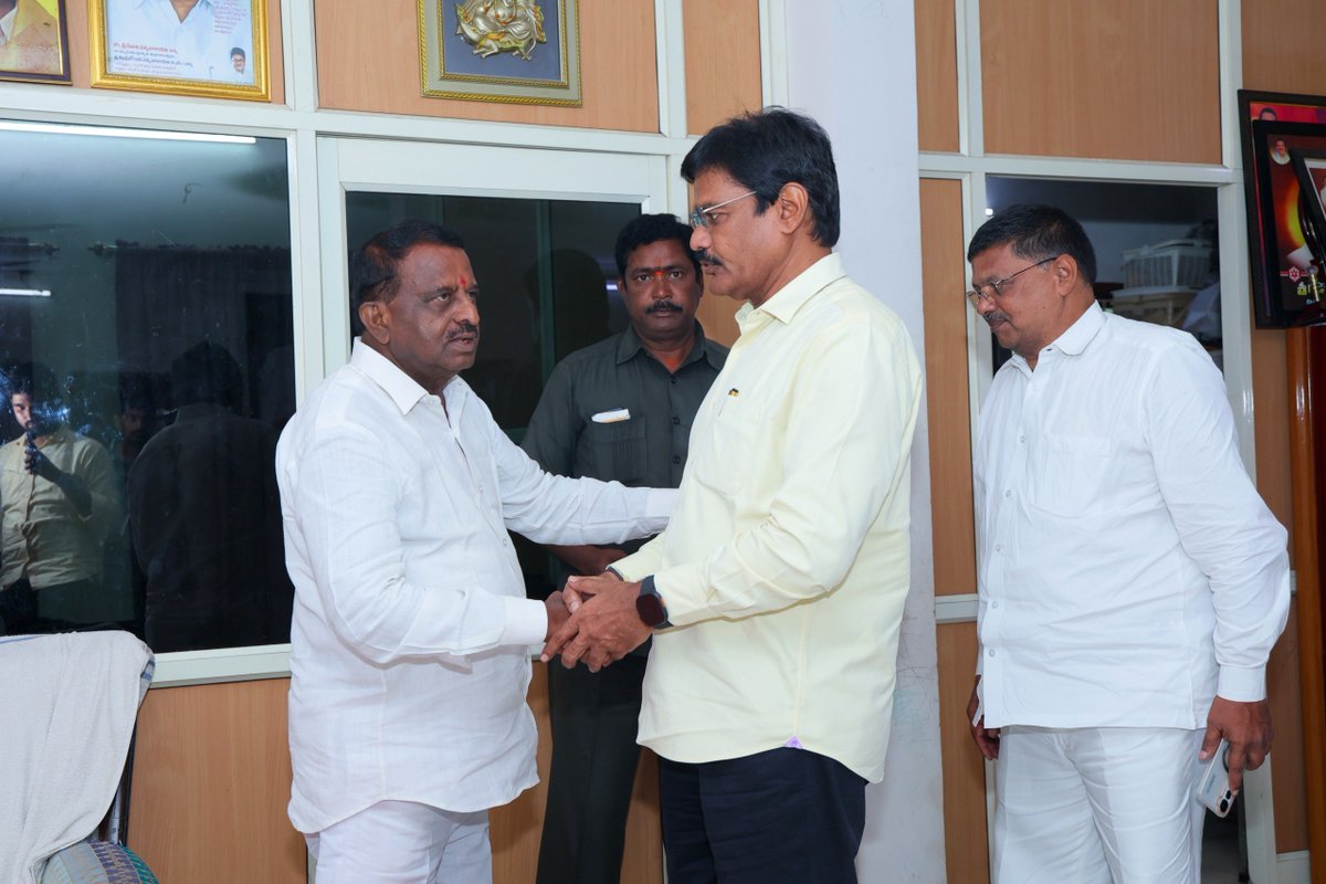 BhashyamBRK's tweet photo. ఈరోజు నరసాపురం పార్లమెంట్ పరిధిలోని ఆచంట అసెంబ్లీ నియోజకవర్గ ఎమ్మెల్యే శ్రీ పితాని సత్యనారాయణ గారిని, నరసాపురం టీడీపీ జిల్లా అధ్యక్షులు శ్రీ మంతెన రామరాజు గారితో కలిసి మర్యాదపూర్వకంగా కలవడం జరిగింది.

ఈ సందర్భంగా రానున్న స్థానిక సంస్థల ఎన్నికల్లో కూటమిని మరింత బలోపేతం చేయడం, అభ్యర్థుల ఎంపిక, ఎన్నికల కార్యాచరణ, పార్టీ శ్రేణుల మధ్య సమన్వయం తదితర అంశాలపై విస్తృతంగా చర్చించడం జరిగింది. సమష్టి కృషి, పటిష్టమైన వ్యూహాలతో ఎన్నికల్లో విజయమే లక్ష్యంగా ముందుకు సాగాలని ఈ సమావేశంలో చర్చించాం.

#TDP #Narasapuram #Achanta #AndhraPradesh #Alliance