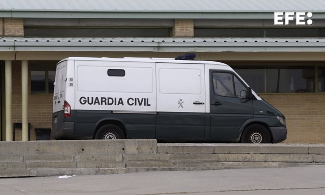 EFE_Andalucia's tweet photo. Agentes de la Policía Local de Arahal (Sevilla) han detenido a un hombre de 38 años como presunto autor de un delito en el ámbito de la violencia de género, tras agredir a su pareja, de 35, con un arma blanca en una vivienda. https://t.co/tHeg3WUm7o