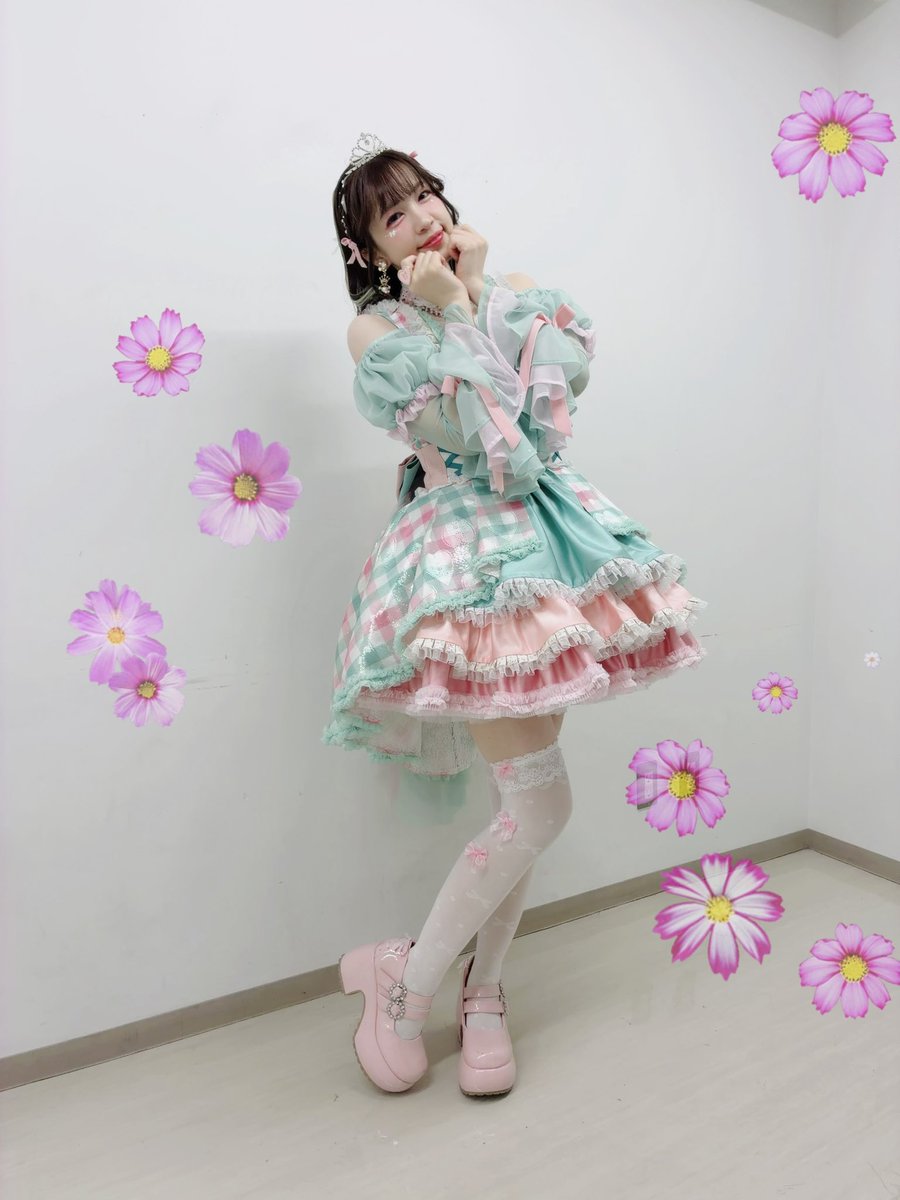 Suwa_Ayaka's tweet photo. 本当に！本当に！！！！！
たくさんの愛をありがとうござました😭
💐🌸🌹🌼いま、こうして改めて、見返していたらまた幸せな気持ちで胸がいっぱいになりました。
たくさんの愛がこもったお花畑に囲まれてとびきり♡はっぴーなまつり姫でした🥰
💚また載せます。。🎀
#ミリオン14th https://t.co/Q8m3gZZQwO