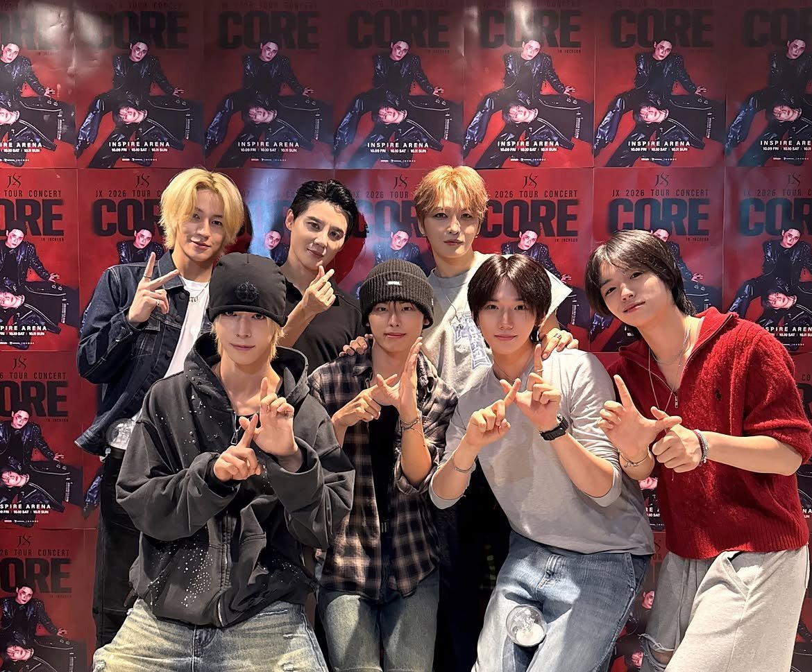 hyunmirn's tweet photo. We were so proud to go to the JX concert and even took a picture with Papap Jaejoong and Uncle Junsu! https://t.co/yX8OdWjCy8