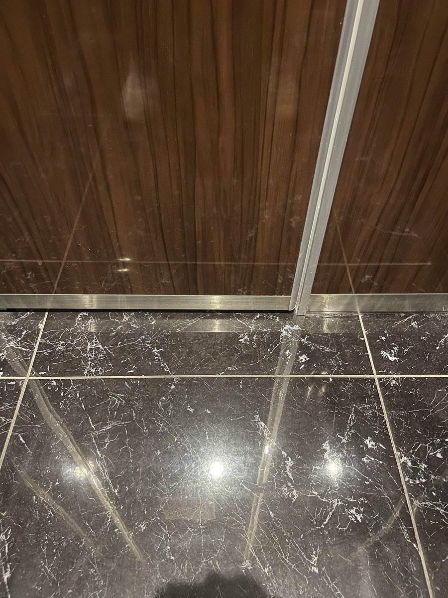 maxgull1616's tweet photo. 私は今とあるパチ屋のトイレにいます。
妻から貰ったお金を溶かした愚か者です。妻が車に乗っています。さて、今日はどうやって妻の期限を取ろうか……(̨̡ ᯅ̈ )̧̢ https://t.co/6mWgvFoqGn