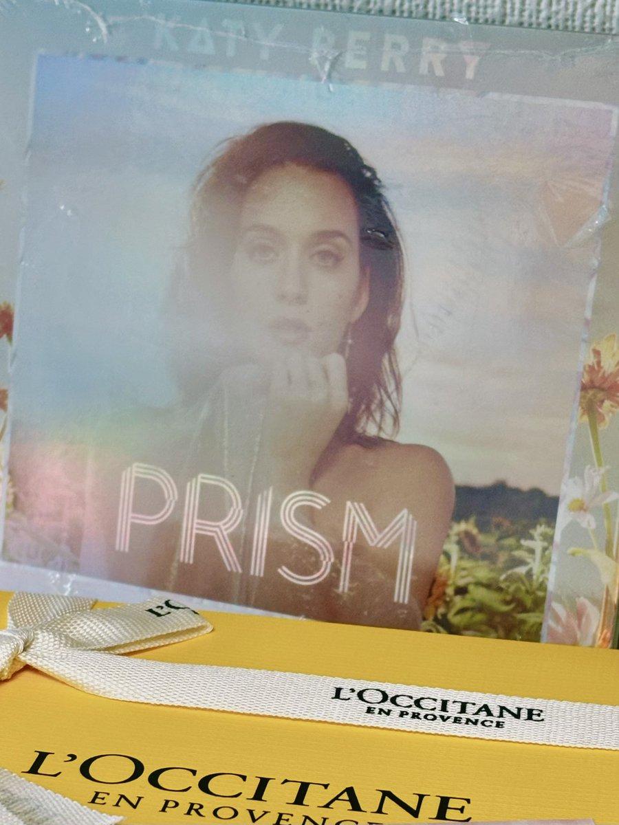 seven77kitty's tweet photo. Every year sharing birthday with my fav KP album!
Happy birthday to us, prism 🎂💖🌻💎 https://t.co/CZxmieAahE