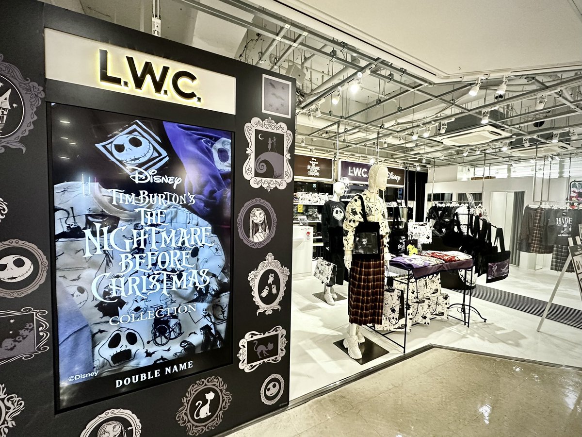 _LWC_official's tweet photo. 『ナイトメアー・ビフォア・クリスマス』好き必見のアパレル＆小物アイテムが集合！
これからの季節にピッタリなアイテムを多数ご用意🎃また、対象商品のご購入で世界観たっぷりの限定ショッパーもプレゼント中✨️
期間限定のスペシャルな空間で是非お待ちしております！ https://t.co/sWmaVSNLjs