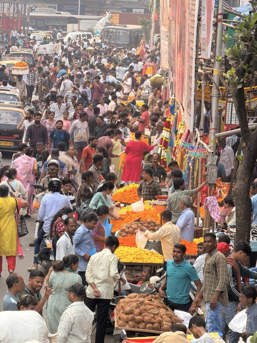 mumbaimatterz's tweet photo. Live pics from Dadar @mybmc @mybmcwardGN
Both #PedestrianFirst and #FlexMuktMumbai initiatives gone for a Toss.
Thanks @mayor_mumbai
@TawdeRitu for giving false hopes.
Ranade Road, DSilva Road, Jawle Road, Senapati Bapat Marg, NC Kelkar Marg, Bhavanishankar Road, SK Bole Road...all teeming with Illegal Hawkers and Illegal Banners.
#VibrantDadar #वैभवशाली_दादर