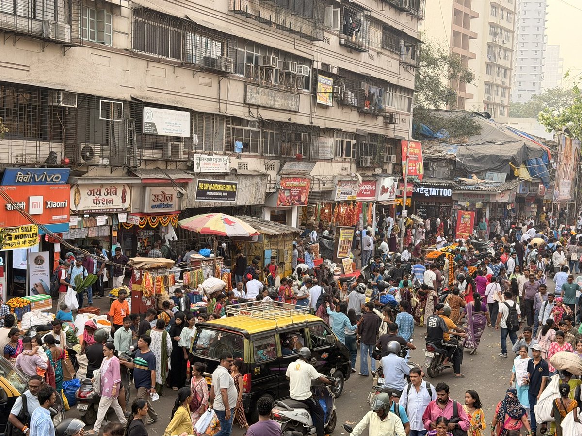 mumbaimatterz's tweet photo. Live pics from Dadar @mybmc @mybmcwardGN
Both #PedestrianFirst and #FlexMuktMumbai initiatives gone for a Toss.
Thanks @mayor_mumbai
@TawdeRitu for giving false hopes.
Ranade Road, DSilva Road, Jawle Road, Senapati Bapat Marg, NC Kelkar Marg, Bhavanishankar Road, SK Bole Road...all teeming with Illegal Hawkers and Illegal Banners.
#VibrantDadar #वैभवशाली_दादर