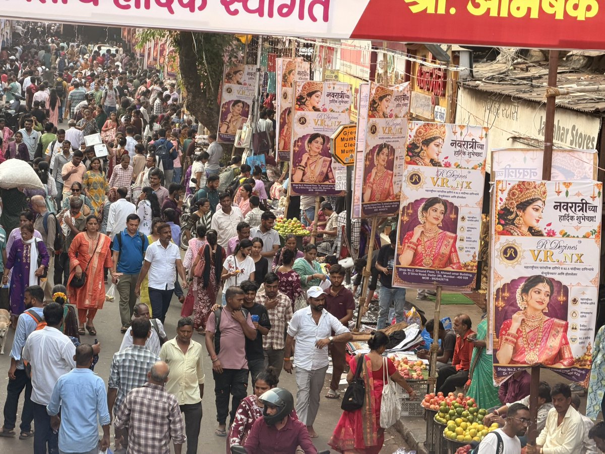 mumbaimatterz's tweet photo. Live pics from Dadar @mybmc @mybmcwardGN
Both #PedestrianFirst and #FlexMuktMumbai initiatives gone for a Toss.
Thanks @mayor_mumbai
@TawdeRitu for giving false hopes.
Ranade Road, DSilva Road, Jawle Road, Senapati Bapat Marg, NC Kelkar Marg, Bhavanishankar Road, SK Bole Road...all teeming with Illegal Hawkers and Illegal Banners.
#VibrantDadar #वैभवशाली_दादर