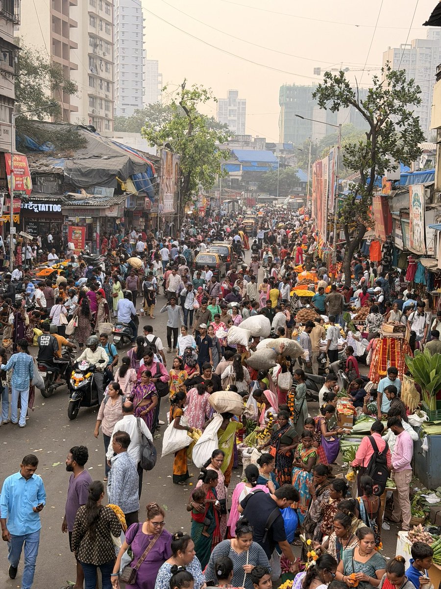 mumbaimatterz's tweet photo. Live pics from Dadar @mybmc @mybmcwardGN
Both #PedestrianFirst and #FlexMuktMumbai initiatives gone for a Toss.
Thanks @mayor_mumbai
@TawdeRitu for giving false hopes.
Ranade Road, DSilva Road, Jawle Road, Senapati Bapat Marg, NC Kelkar Marg, Bhavanishankar Road, SK Bole Road...all teeming with Illegal Hawkers and Illegal Banners.
#VibrantDadar #वैभवशाली_दादर