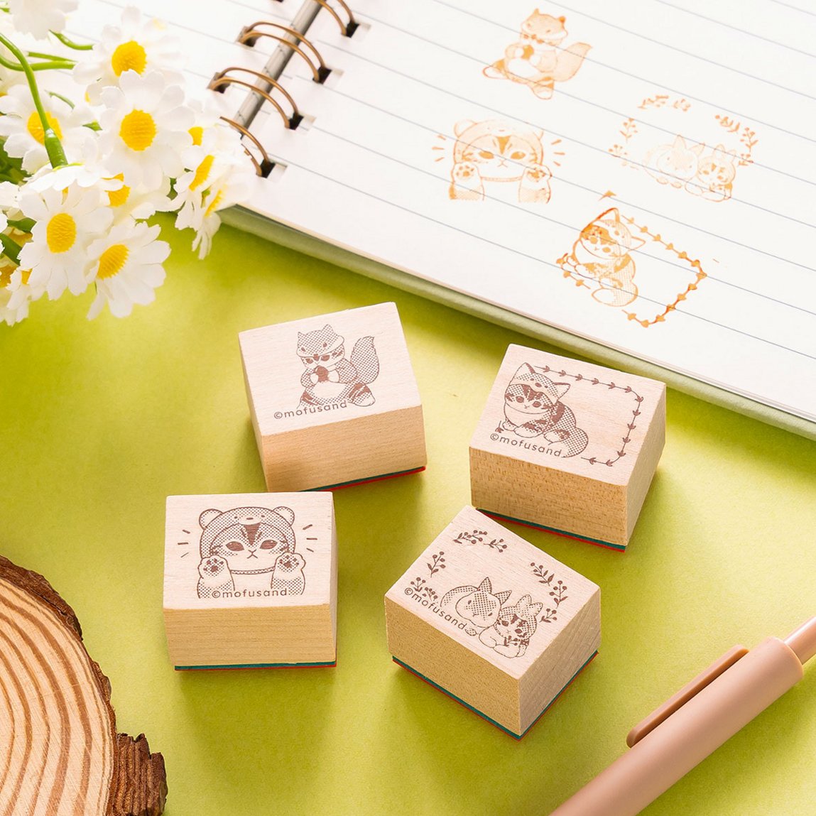 mofusand_market's tweet photo. 🌲新商品🪵

 𝗺𝗼𝗳𝘂𝘀𝗮𝗻𝗱 WOODLANDS
『木製デコレーションスタンプセット』
1,430円(税込)

森のにゃんこを ポンっ🌳
手帳やノートに押して
自分だけのデコレーション✨

枠の中にひとこと添えても✉️🦊

#もふもふマーケット にて
10/23(金)11時販売開始🛒

#mofusand #モフサンド https://t.co/T7EW5pGflV