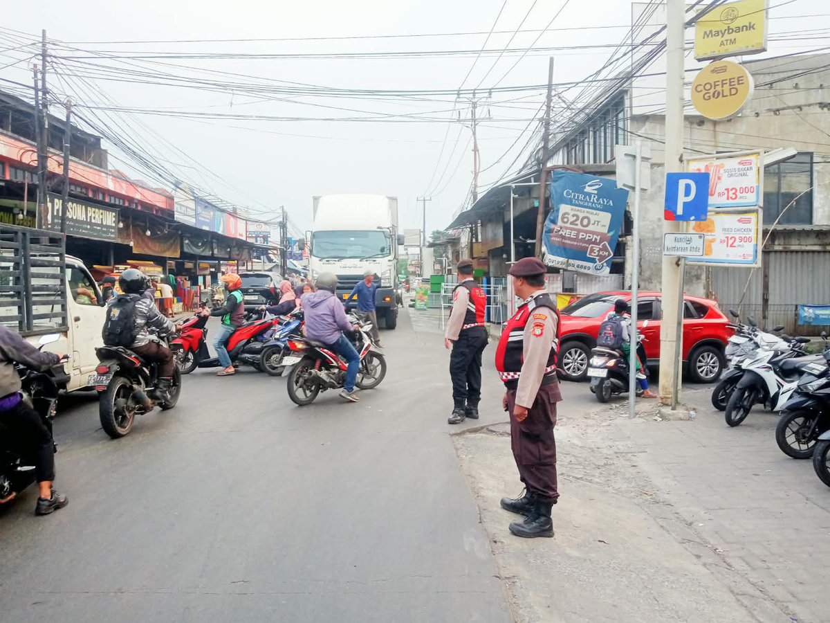 curug_polsek's tweet photo. Personel Samapta Polsek Curug melaksanakan pengaturan lalu lintas pagi di Perempatan Gloria, Jl. Raya STPI Curug, untuk menjaga kelancaran arus lalu lintas. Situasi terpantau ramai lancar.
#PolsekCurug #PolresTangerangSelatan #PolriPresisi https://t.co/zFGBENTZWS