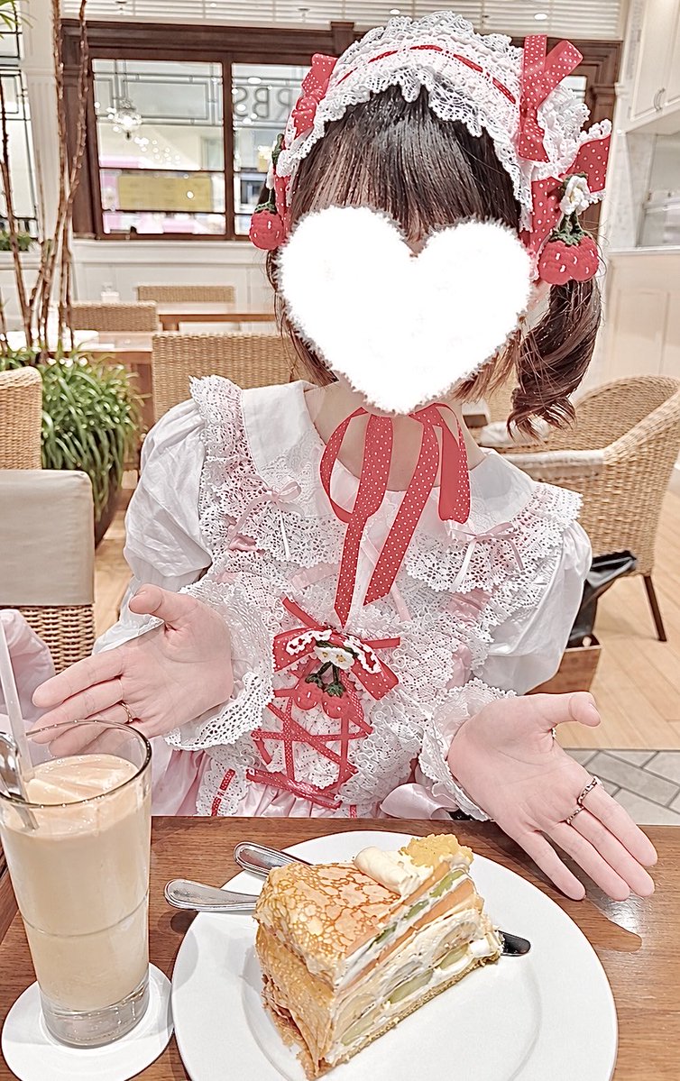 ameIichang's tweet photo. ずっと行ってみたかったHARBSに初めて行きました🎶
メロンとバナナとキウイが沢山入ったミルクレープを食べました🍈🍌🥝♡
クリームがふわふわで柔らかい生地なので、すぐに崩れてしまって食べるのが大変でした https://t.co/eFW9u4yWZx