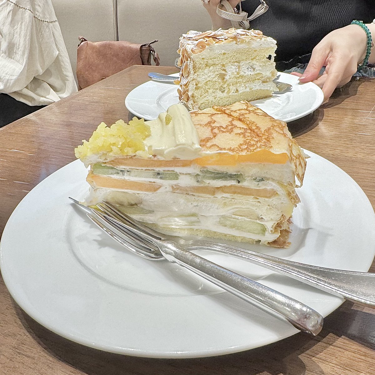 ameIichang's tweet photo. ずっと行ってみたかったHARBSに初めて行きました🎶
メロンとバナナとキウイが沢山入ったミルクレープを食べました🍈🍌🥝♡
クリームがふわふわで柔らかい生地なので、すぐに崩れてしまって食べるのが大変でした https://t.co/eFW9u4yWZx