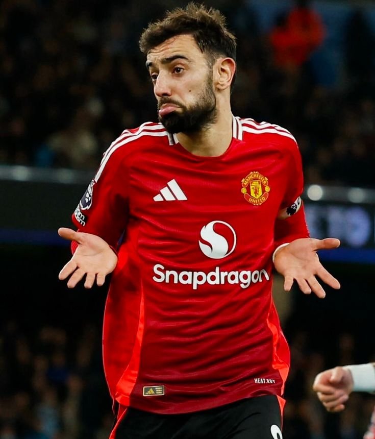 FutSources's tweet photo. 🚨 | EXCLUSIVE : NO progress on Bruno Fernandes’ new contract at Manchester United, with the chances of him leaving increasing.

A new deal was expected, but no agreement has been reached. Bruno could leave in 2027 if the situation remains unchanged.

Follow @FutSources 🔔 https://t.co/ZniwgQrmrC