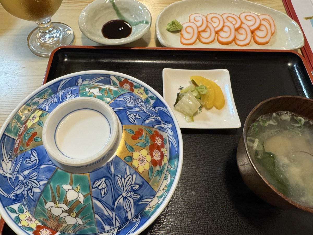 29kmm's tweet photo. たくさんの人だったね！おつかれさま、と。ピカ丼と、かまぼこ。
住みたいくらい好きなところ、富来🌊
すごく素敵な、とても良いイベントでした♪
そして奇跡おきた✨
本当に、ありがとうございました🐯
旦那さんだから、叶えられた夢だ🌠
愛されキャラと人柄☺️ https://t.co/lcjXWkuw3p