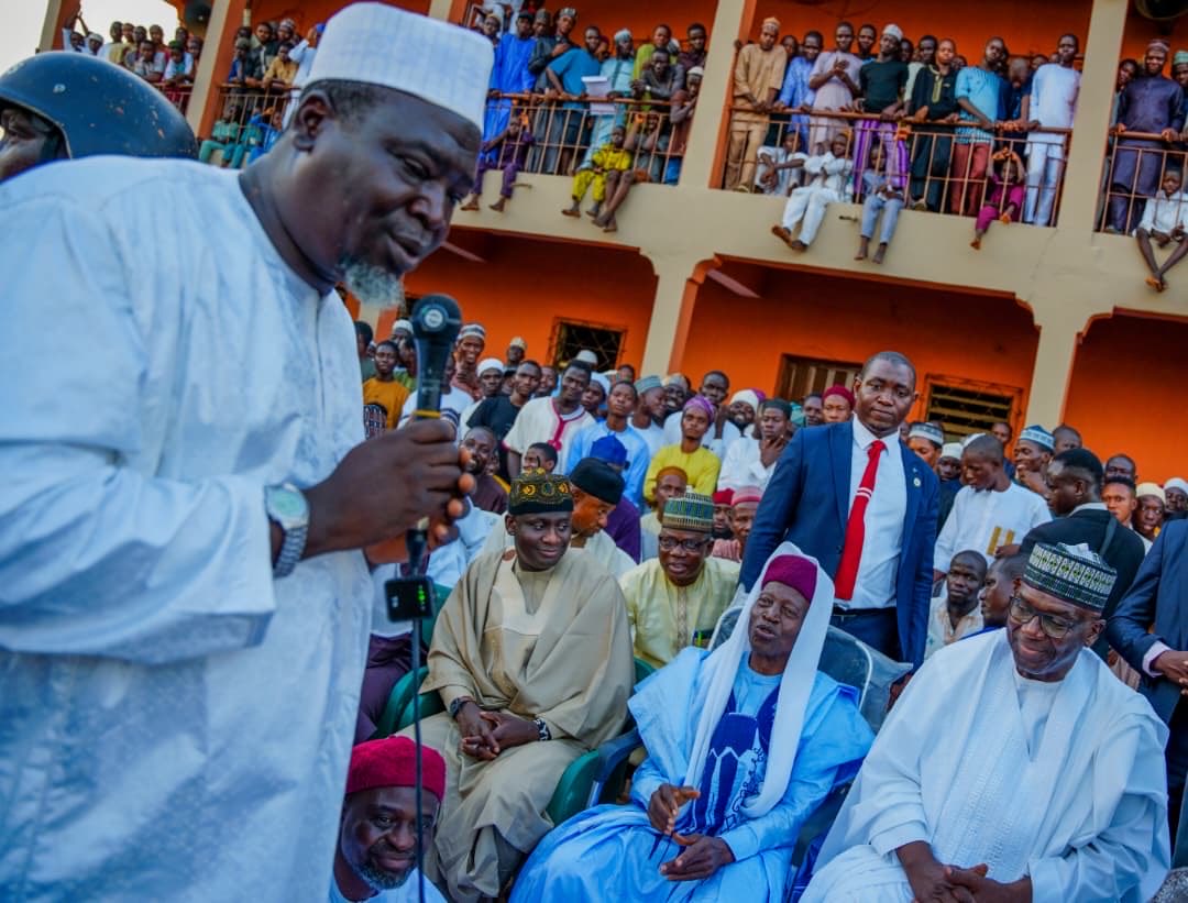 RealAARahman's tweet photo. Yesterday, I joined sons and daughters of Offa for the Annual Maulid Nabiyy celebration organised by the Chief Imam of Offa, Sheikh Muyideen Hussein. The Olofa of Offa, His Royal Majesty Oba Mufutau Gbadamosi Esuwoye II, was also present at the event.

I was pleased to hear the Chief Imam testify to our administration's track record of service and impactful projects in the community. It is a motivation to do more.

At the event, I donated the sum of N50m to support the under-construction hospital project of the Chief Imam, which is a beautiful initiative to deepen access to quality healthcare in the community. I also offered N200,000 scholarship each to 50 students of the Arabic Institution of the Chief Imam.

I thank HRM Olofa of Offa and the people of Offa for their warm reception, as well as their undying love and support for our government.

Earlier on Friday evening, I joined the respected Khalifatul Adabiyyah Sheikh Mustapha Kamaludeen HabeebuLlah Al-Adabiy, notable scholars, students, and congregants for the weekly usrah of the Ansarul Islam founded by our late father, Sheikh Muhammad Habeebullah Kamaludeen Al-Adabiy. It was a proud moment to again pay my respect to this important community whose centenary was recently celebrated in Ilorin.