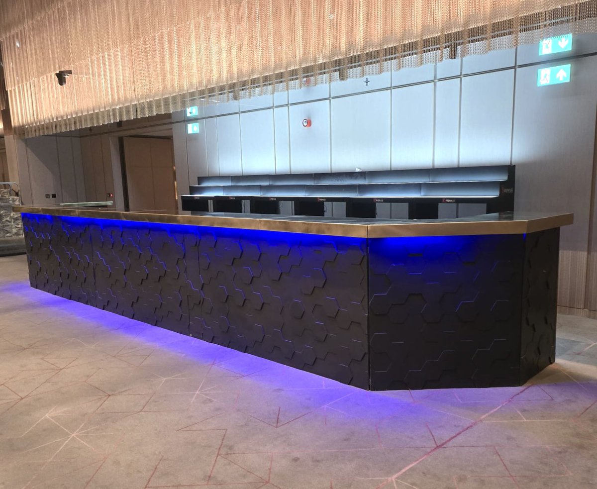 RhinoMobileBar's tweet photo. Introducing 🔹STRUCTURED HEXAGONS🔹— a bold geometric finish that combines 3D texture, sleek black detailing and striking  LED lighting to create a truly standout bar. ✨
.
📩DM us, 📧 email us or visit our website for more 👉🏻 https://t.co/gZyBx4C6hY
#bar #mobilebar #hexagon https://t.co/26UPkhAi7R