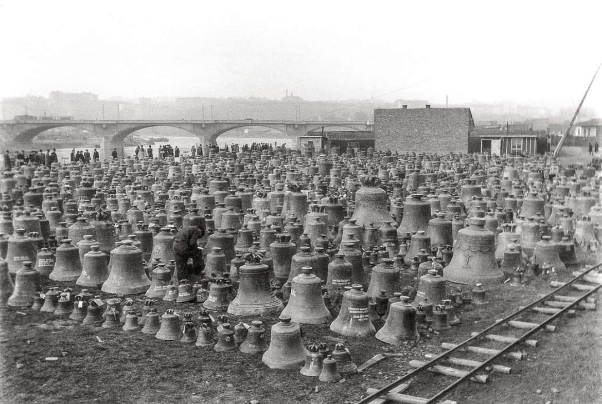 wakenminds's tweet photo. They destroyed 170,000 bells during the 1900s.

Why did they destroy all the bells? https://t.co/Rv1TcM7B4h