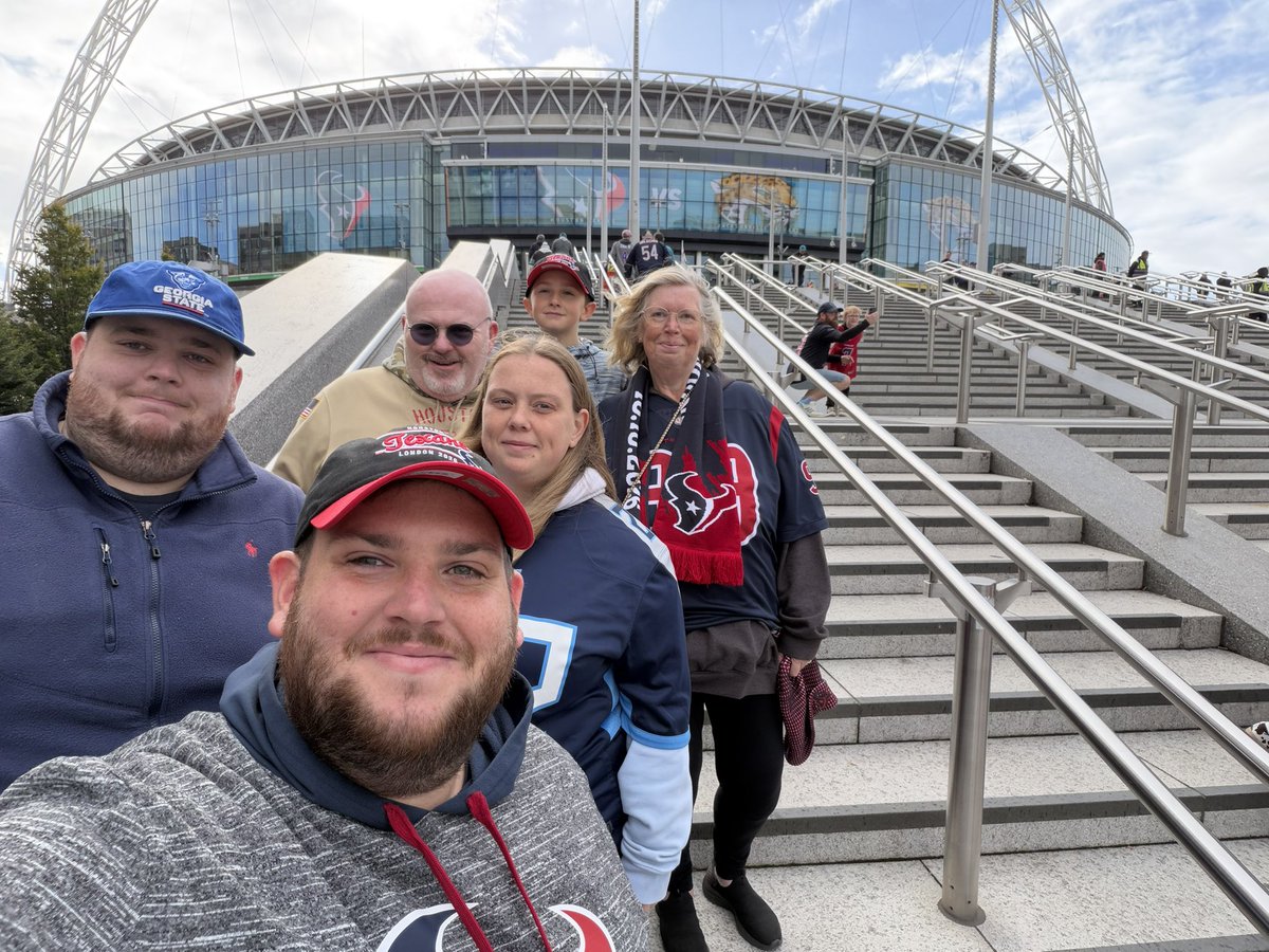 andyhunter89's tweet photo. With my sons @lewihunter26 and @Jack_A_Hunter at #Wembley waiting for the @HoustonTexans to get into ‘em 

#HTownMade https://t.co/ExkKCYqEXz