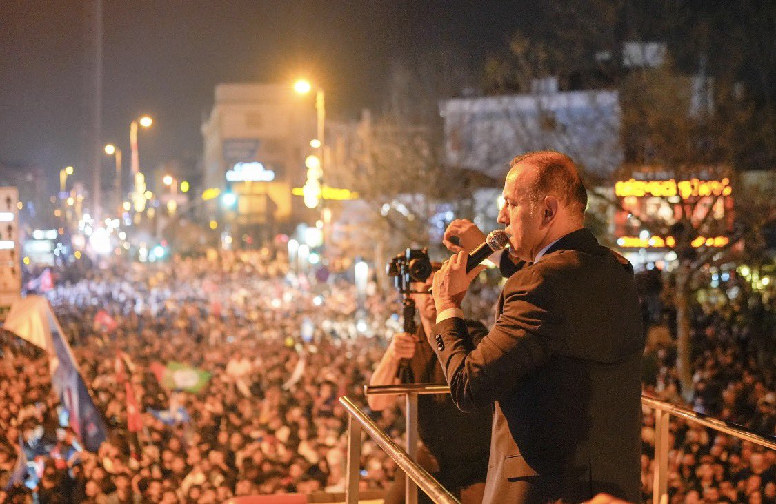 alperyegin_'s tweet photo. 31 Mart gecesi söz verdiğim yerdeyim.

Sancaktepe Halkı her sürecin şahidi. Yılların mücadelesi, halkın iktidarı ile kararlılıkla yoluna devam ediyor. Sosyal medya platformlarında paylaşılan ve konuşulan hiçbir haber gerçek değildir. Ben kurulu bir düzeni bozmanın bedelini 2.5 yıldır ödüyorum. Bu düzenin uzantıları ile başladığım ve durduğum yerden mücadelemi sürdüreceğim.