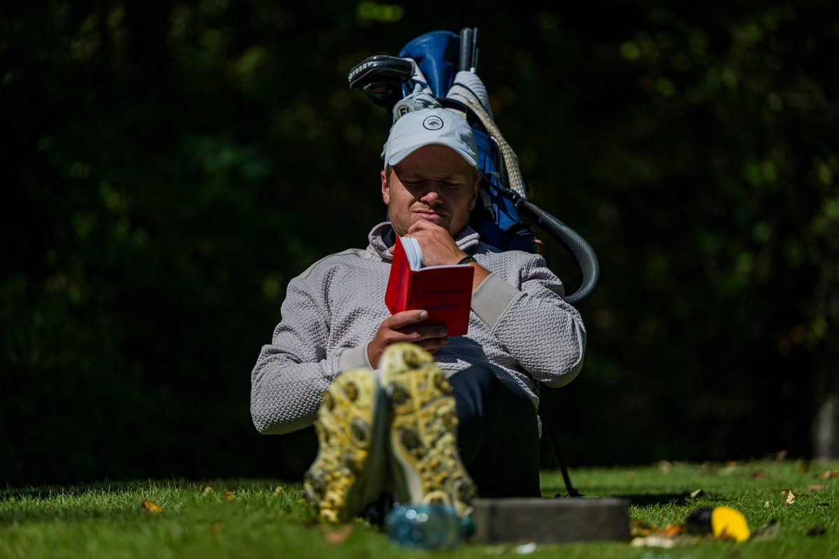 eldon90's tweet photo. Bonus 📸 !! Because what's better than a round of golf &amp; reading?! #StingEm 🐝 https://t.co/TYlQseR6sr