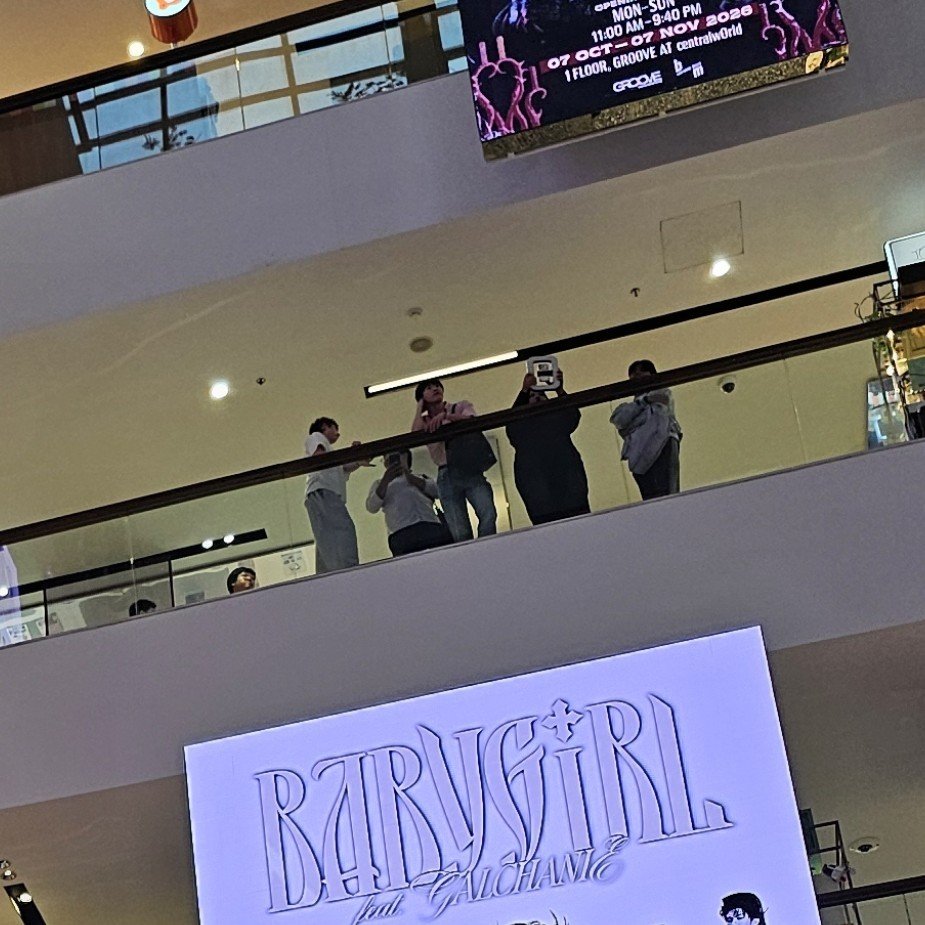 kumarolyo's tweet photo. กุ: อุ๊ยพ้อกสี(บนจอ) ถ่ายๆๆ แชะๆ

ซึ่งพ้อกสีตัวจริงก็ยืนอยู่ แต่กุไม่เห็น555555555555 https://t.co/RYyIvsIcYJ